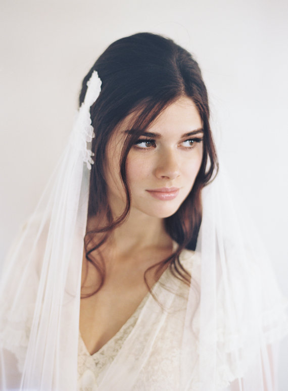 New High Quality Best Sale Waltz Length White Ivory Lace Applique Edge A layer of bifurcation Bridal Head Pieces Comb For Wedding Dresses
New High Quality Best Sale Waltz Length White Ivory Lace Applique Edge A layer of bifurcation Bridal Head Pieces Comb For Wedding Dresses