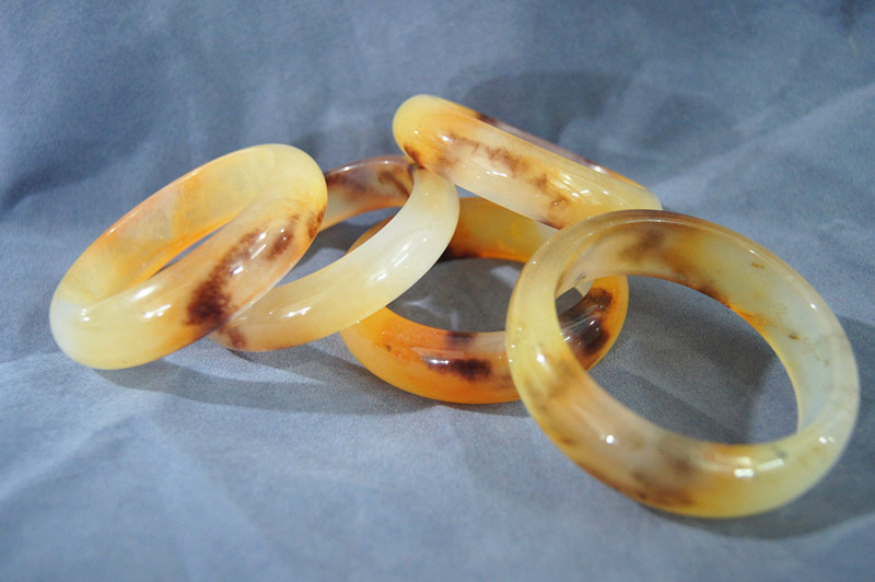 Handmade natural white jade (quartz rock jade) floating turmeric blue bracelets, beautiful women's first choice