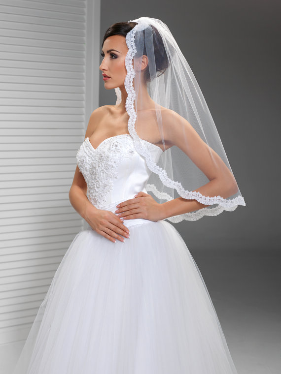 New Top Best Selling High Quality White Ivory Elbow Length White Ivory Lace Applique Edge Wedding Veil With comb Bridal Veil ONe Layer