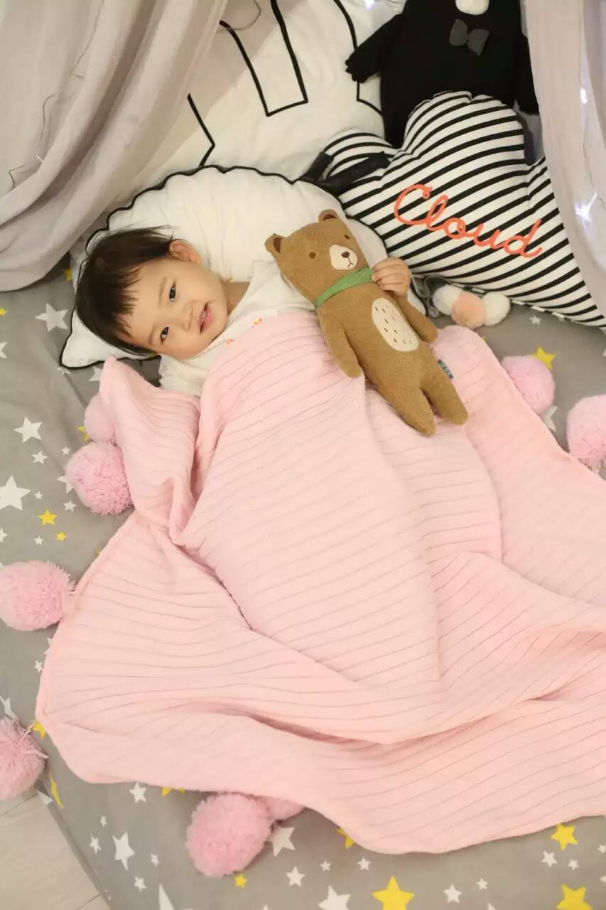 ins Europe good quality fashion Solid cotton knitting Baby kids swaddling Newborn Baby Air conditioning blanket with Wool ball
