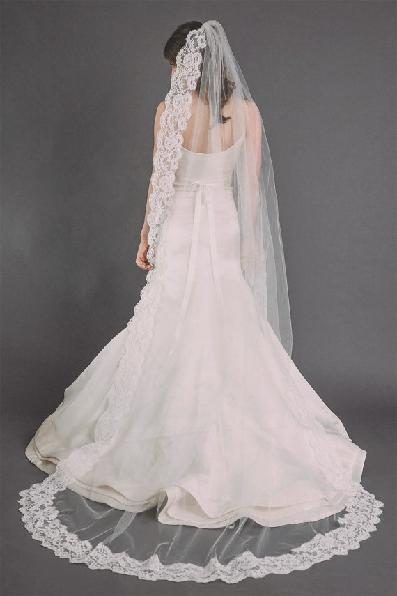 New Hot Saling High Quality 1T Lace Applique Edge With Comb Lvory White Wedding Veil Cathedral Bridal Veils Three Meters Long
New Hot Saling High Quality 1T Lace Applique Edge With Comb Lvory White Wedding Veil Cathedral Bridal Veils Three Meters Long