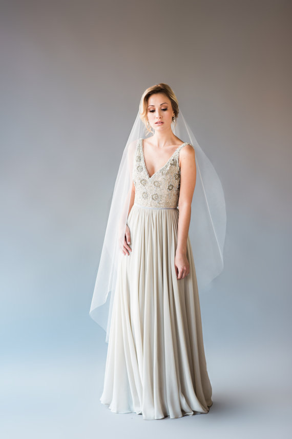 New Quality Best Sale Romantic One Layer Wedding Veil Callop Fingertip Length Bridal Veils With Comb Cut Edge