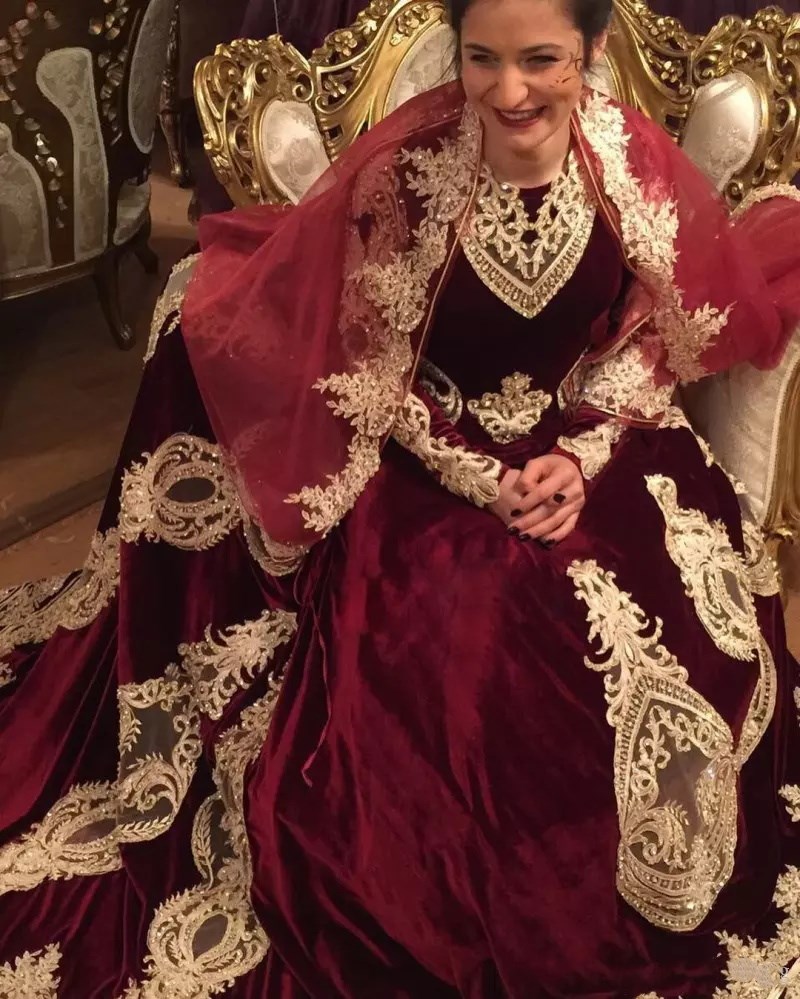 Luxury Muslim Wedding Dresses With Veil Arabic Dubai Velvet Burgundy Applique Beads Bridal Dress Jewel Neck Sweep Train Wedding Dress
