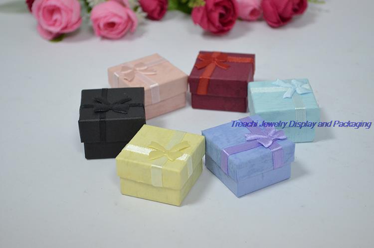 Wholesale 48pcs/lot Fashion Ribbon Jewelry Box Multi colors Ring Boxes Earring Pendant Box 4*4*3 Display Packaging Gift Box, Black;white
Wholesale 48pcs/lot Fashion Ribbon Jewelry Box Multi colors Ring Boxes Earring Pendant Box 4*4*3 Display Packaging Gift Box, Black;white