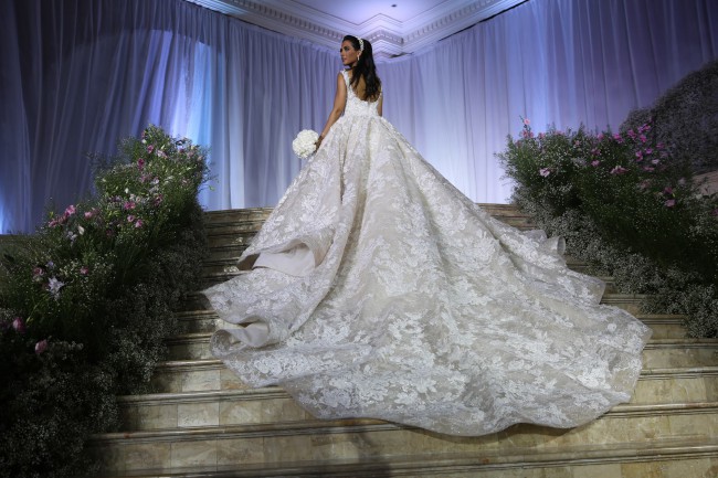 Gorgeous 2-Meters Tail Wedding Dress Square Neck Lace Applique Zipper Open Backless Bridal Dress Amazing Lace Ball Gown Wedding Dresses