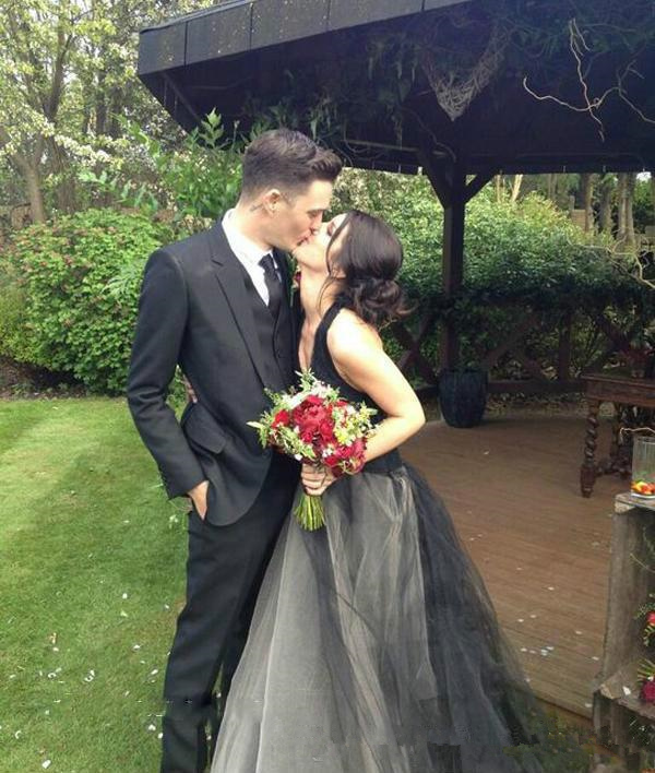 2018 Unique Black Wedding Dresses Halter A-Line Weddding Gowns Puffy Tulle Dress Lace Appliques Backless Sweep Train Bridal Gowns 0510