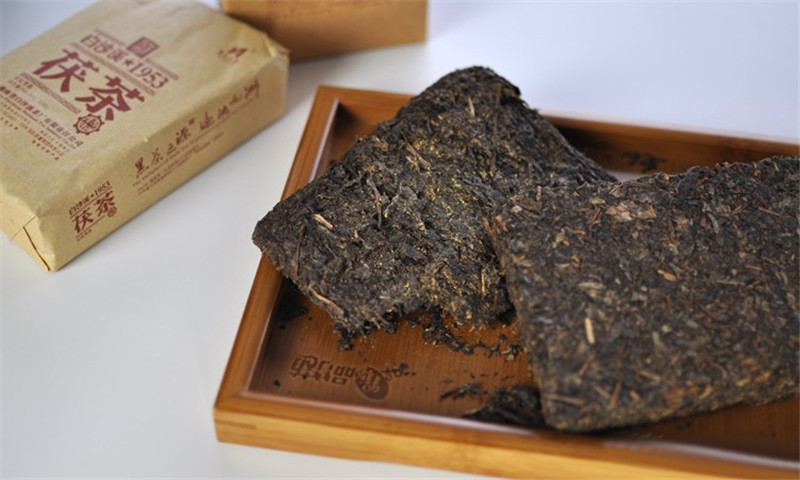 338g Ripe Puer Tea Hunan white sand river 1953 Black Puerh Tae Brick Organic Natural Puerh Old Tree Cooked Pu-er Preference
338g Ripe Puer Tea Hunan white sand river 1953 Black Puerh Tae Brick Organic Natural Puerh Old Tree Cooked Pu-er Preference