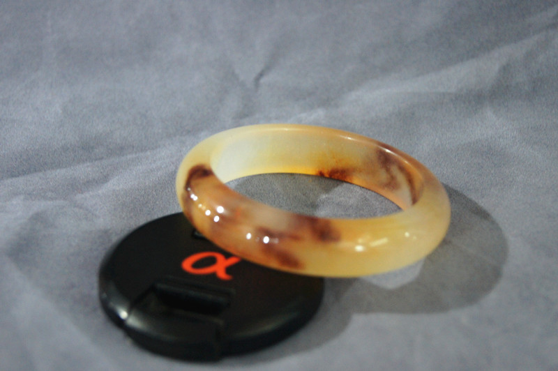 Handmade natural white jade (quartz rock jade) floating turmeric blue bracelets, beautiful women's first choice