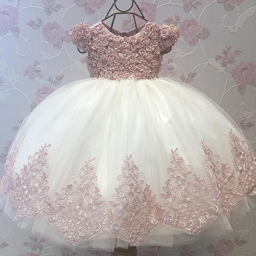 Lovely Lace Ball Gown wer Girl Dresses For Weddings 3D Appliques Little Girls Pageant Dress Short Sleeves Pearls First Communion Gowns