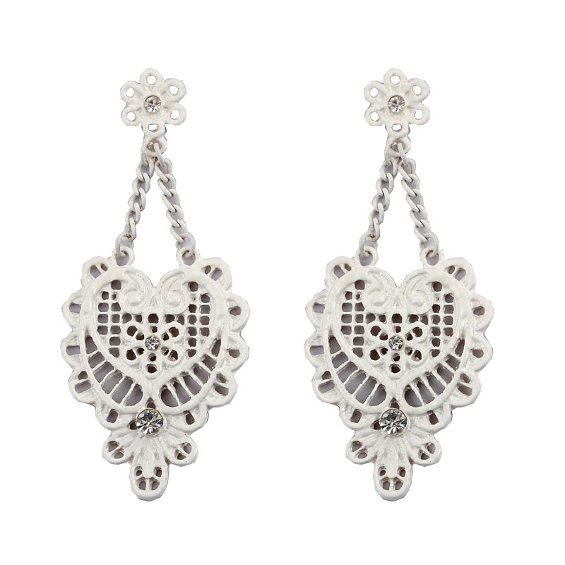 The new design of the hollow lace retro fashion jewelry painting selling ladies earrings Europe
The new design of the hollow lace retro fashion jewelry painting selling ladies earrings Europe