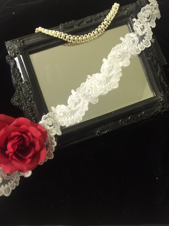 New Amazing Best Sale Chapel Length White Ivory Lace Applique Edge Wedding Veil One Layer Bridal Veil With comb