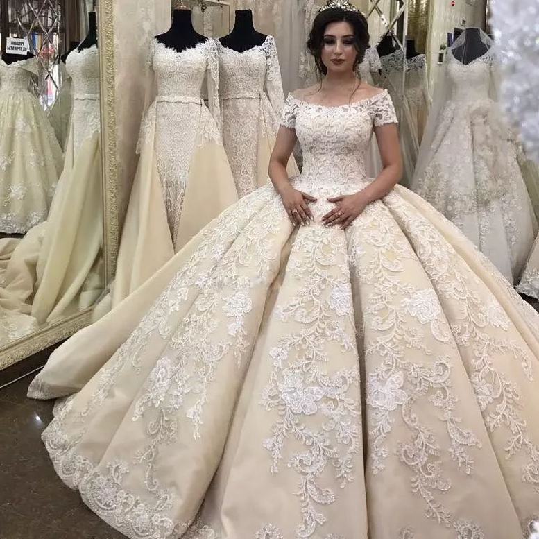 Gorgeous Ruffles Ball Gown Wedding Dresses Elegant Off Shoulder Lace Applique Short Sleeves Beach Wedding Gown Custom Made Bridal Dresses