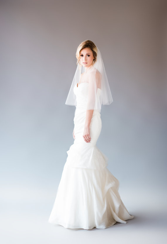 New Elegant High Quality 2T White/Ivory Bridal Elbow Length Cut Edge Wedding Veil With Comb Tulle Bridal Veils
New Elegant High Quality 2T White/Ivory Bridal Elbow Length Cut Edge Wedding Veil With Comb Tulle Bridal Veils