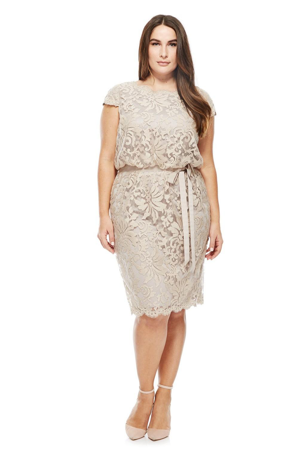 Plus Size Mother Of The Bride Dresses with Sash 2020 Scalloped Neck Fitted Knee Length Champagne Lace Short Bridal Party Dresses