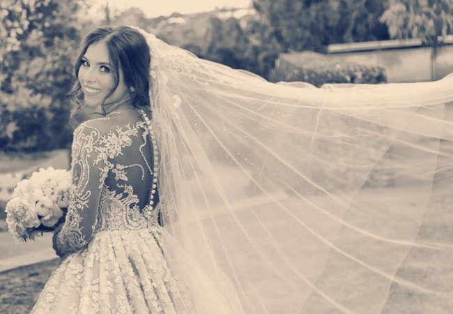 Full Lace Floral Appliques Wedding Dress Jewel Neck Long Sleeves Sheer Back Covered Button Wedding Gown Romantic Long Bridal Wedding Dresses