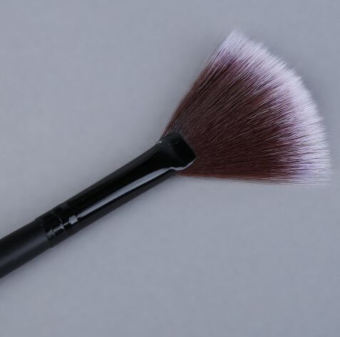 Fashion Portable Slim Fan Shape Powder Concealor Blending Foundation Highlighter Makeup Brush High Quality Best Gift