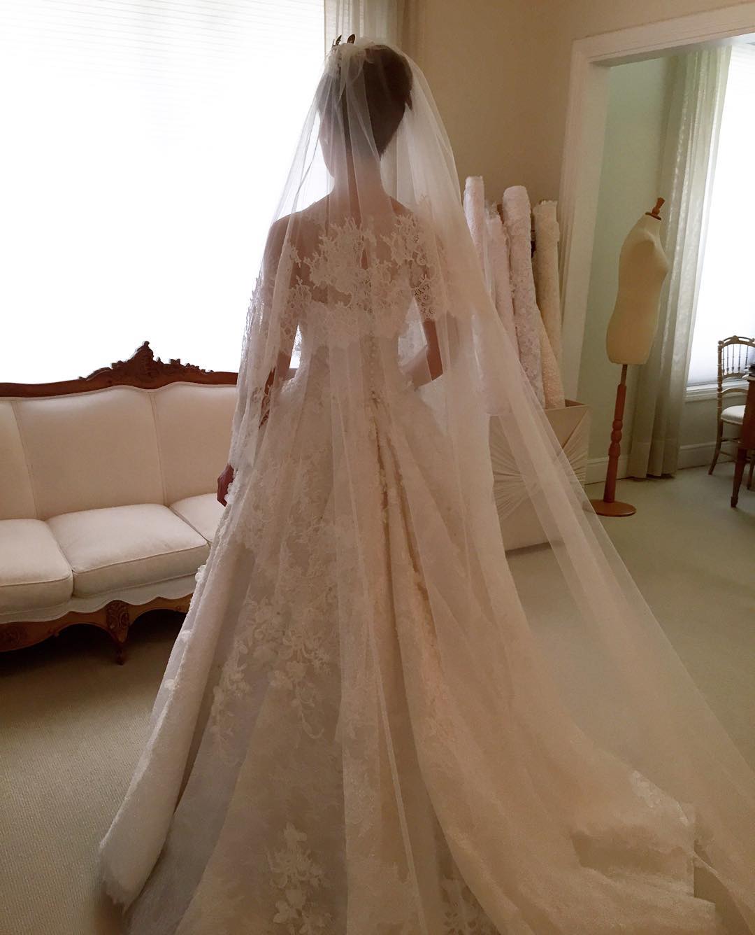 Beaded 3-D ral Dresses Illusion Necke Lace Bridal Gown Sweep Train A-e White Wedding Gowns