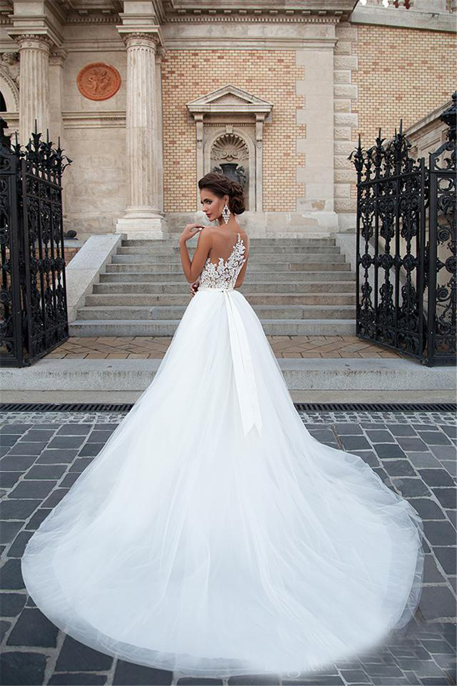 A Line Vintage Lace Appliqued Beaded Wedding Dress Newest Sexy Scoop Neck Sleeveless Bridal Gowns