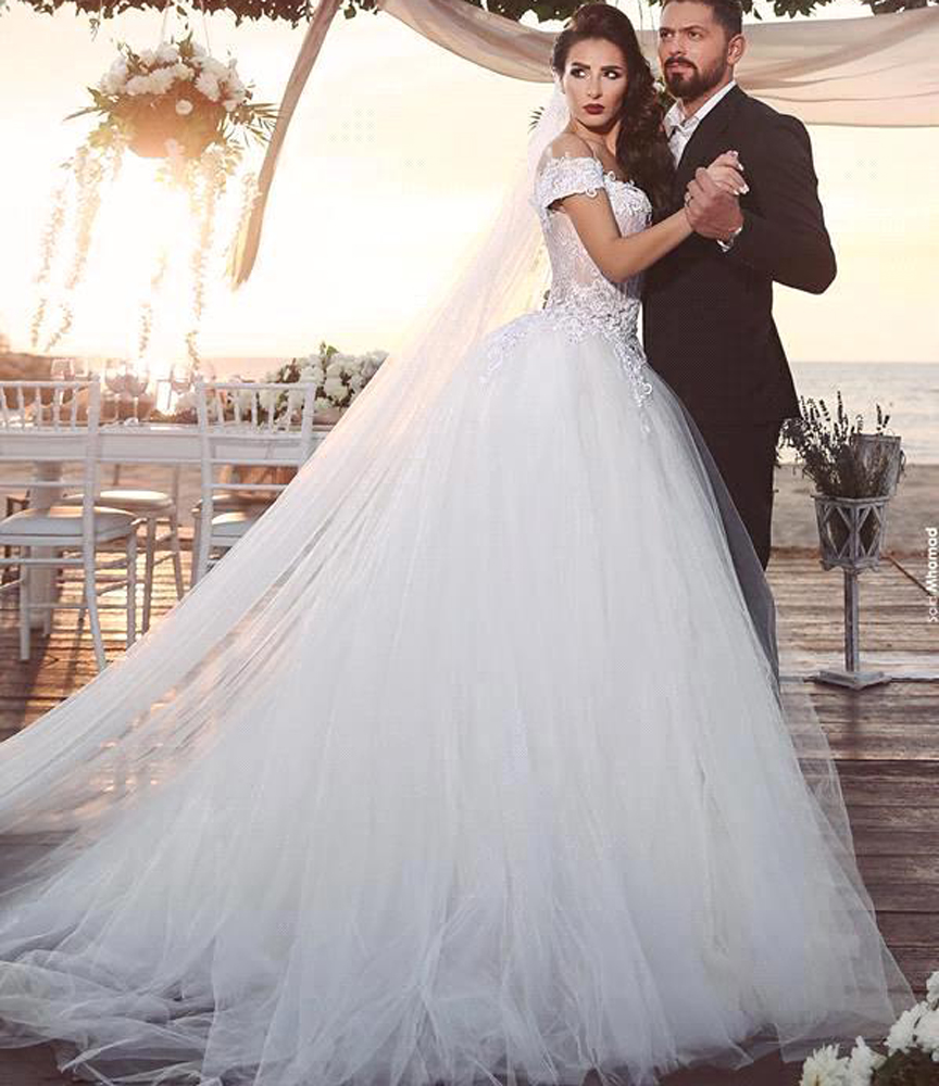 2016 Puffy Sexy off Shoulder Wedding Dresses with 3D-Floral Appliques Vestidos de Novia Sweep train Middle East White Ball Gown Bridal Gowns
2016 Puffy Sexy off Shoulder Wedding Dresses with 3D-Floral Appliques Vestidos de Novia Sweep train Middle East White Ball Gown Bridal Gowns