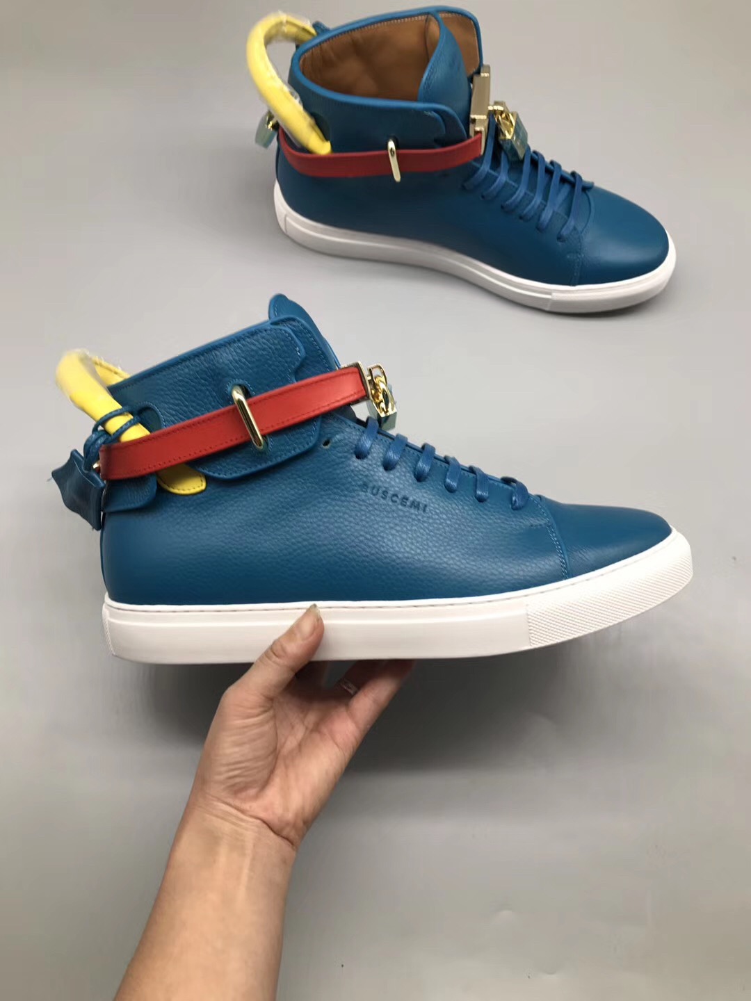 New Designer 100mm trio petrol new season sneaker shoes genuine leather high top lock snekaers trainers 950 women,men 750 leisure flat, Men size 38-46
New Designer 100mm trio petrol new season sneaker shoes genuine leather high top lock snekaers trainers 950 women,men 750 leisure flat, Men size 38-46