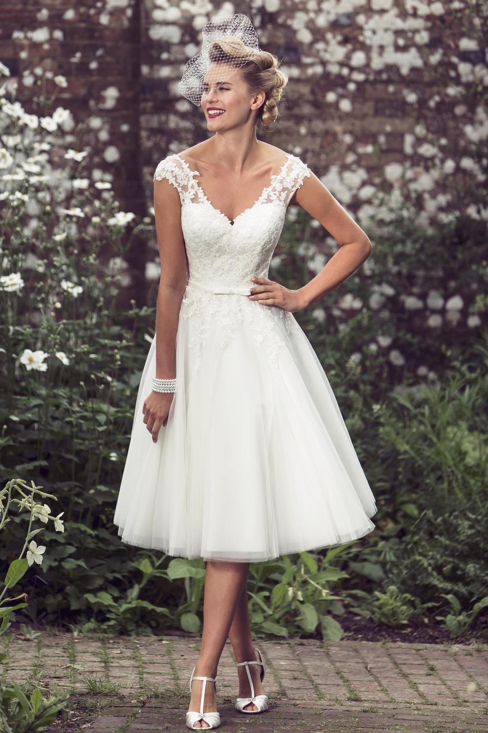 1950s Vintage Wedding Dresses Cap Sleeve V Neck Pearls Back Bow Lace Tulle A Line Short Bridal Gowns Custom Made, Silver
1950s Vintage Wedding Dresses Cap Sleeve V Neck Pearls Back Bow Lace Tulle A Line Short Bridal Gowns Custom Made, Silver