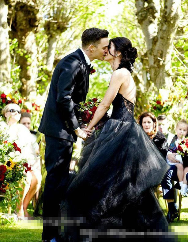 2018 Unique Black Wedding Dresses Halter A-Line Weddding Gowns Puffy Tulle Dress Lace Appliques Backless Sweep Train Bridal Gowns 0510