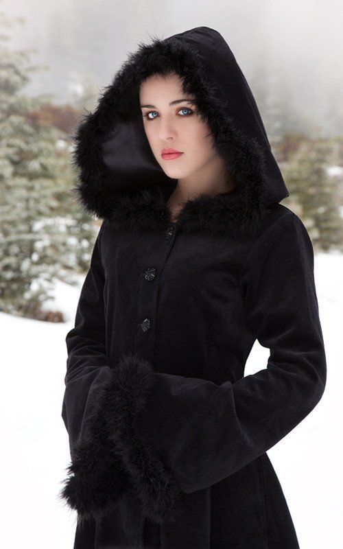 2018 New Fur Hallowmas Hooded Cloaks Winter Wedding Capes Wicca Robe Warm Coats Bride Jacket Christmas Black Events Accessories