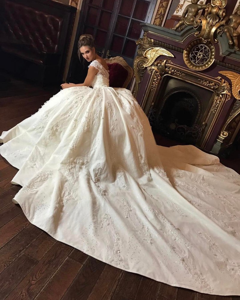 Luxury A Line Wedding Dresses with Lace Appliques Chapel Wedding Dress Scoop Neck Sleeveless Dubai Ball Gowns Custom Made robe de mariée