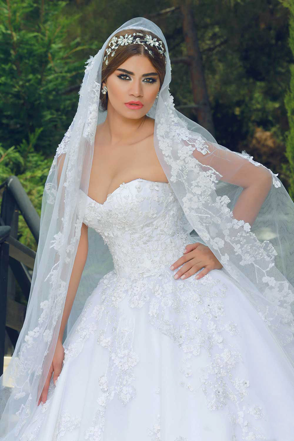 White Lace Ball Gowns Wedding Dresses Sweetheart Elegant Beaded 3 D Flower Custom Made Sexy Bridal Gowns