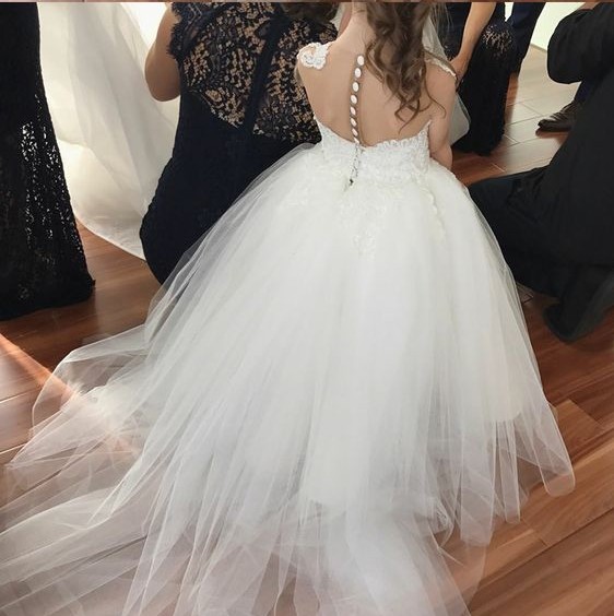 Ball Gown Round Neck Sheer Back White Tulle Flower Girl Dress with Lace First Communion Dress Kids Wedding Gowns Custom Made