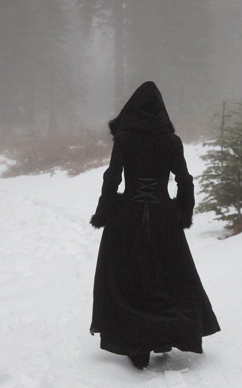 2018 New Fur Hallowmas Hooded Cloaks Winter Wedding Capes Wicca Robe Warm Coats Bride Jacket Christmas Black Events Accessories