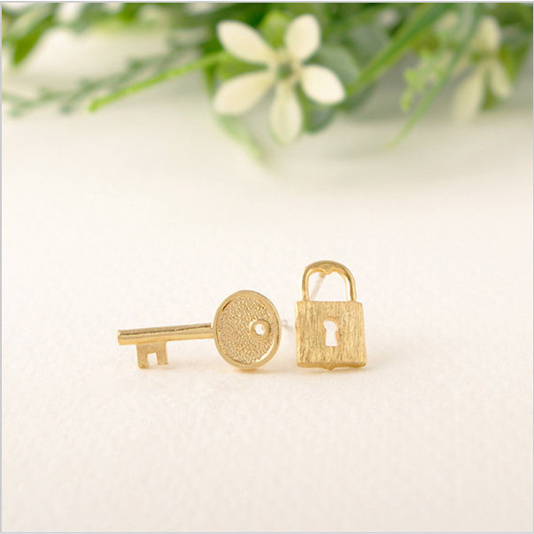 The latest trend minimalism stainless steel jewelry of gold and silver love small lock and key to your heart earrings are women, Golden;silver
The latest trend minimalism stainless steel jewelry of gold and silver love small lock and key to your heart earrings are women, Golden;silver