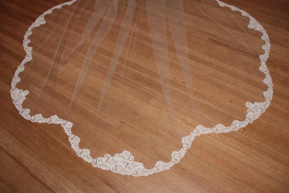New High Quality Luxury Designer Best Sale Cheap Romantic Chapel White Ivory Lace Applique veil Mantilla Veil Bridal Head Pieces
New High Quality Luxury Designer Best Sale Cheap Romantic Chapel White Ivory Lace Applique veil Mantilla Veil Bridal Head Pieces