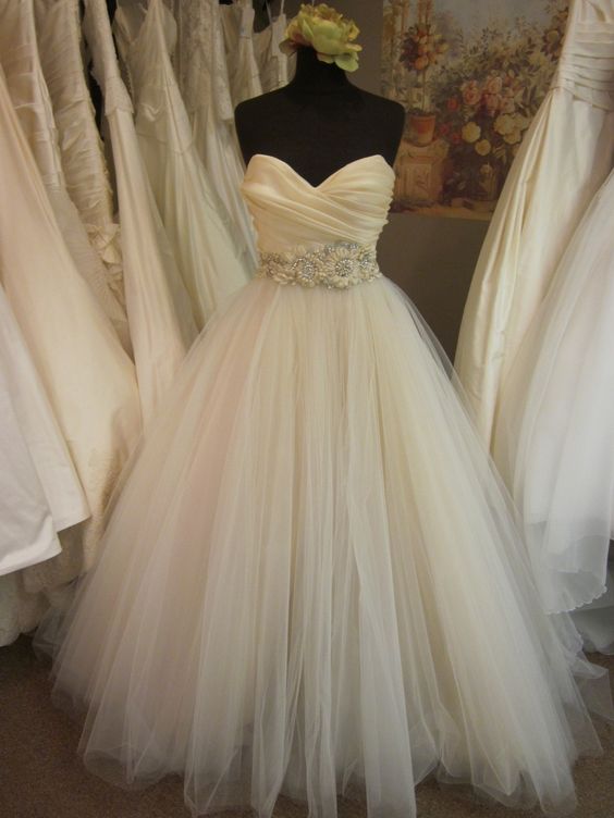 Simple Champagne Tulle Strapless Wedding Dresses Draped Sweetheart Bridal Gowns Flower Appliques Sashes Custom Made Robe 0510