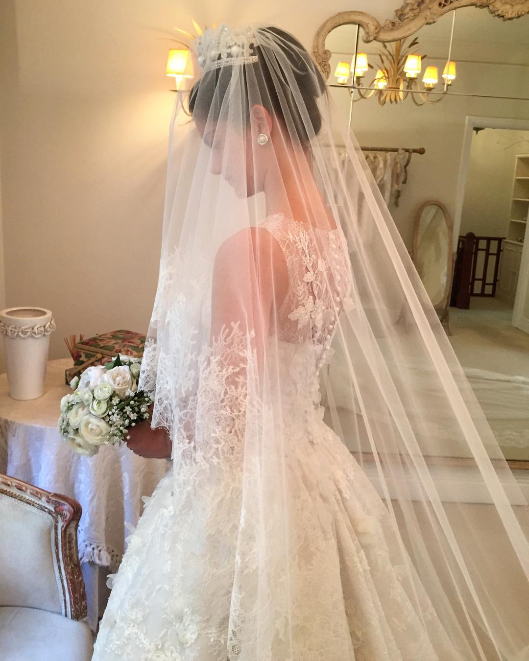 Beaded 3-D ral Dresses Illusion Necke Lace Bridal Gown Sweep Train A-e White Wedding Gowns