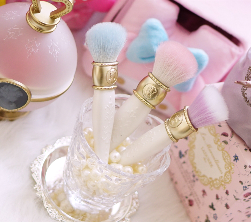 LADUREE Les Merveilleuses Makeup Brushes 3 style face cosmetics blending powder blush Foundation contour make up Brush.
LADUREE Les Merveilleuses Makeup Brushes 3 style face cosmetics blending powder blush Foundation contour make up Brush.
