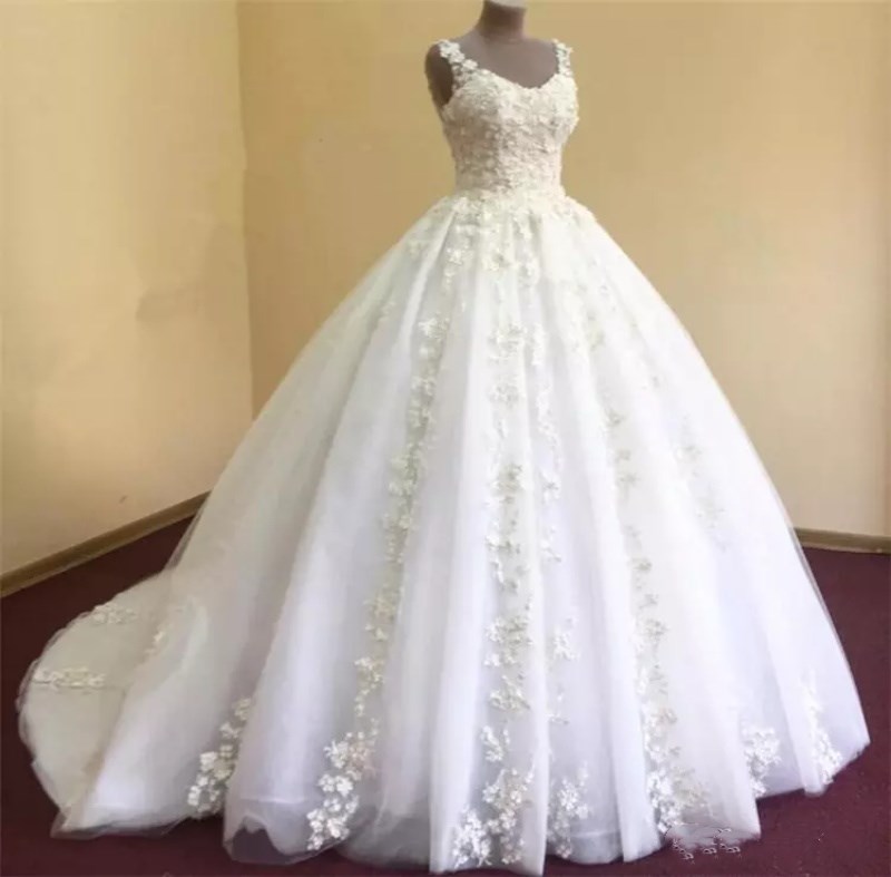 Elegant Wedding Dresses Applique Scoop Neck Sleeveless Formal Dresses Sweep Train Custom Made Lace Ball Gown Wedding Dresses