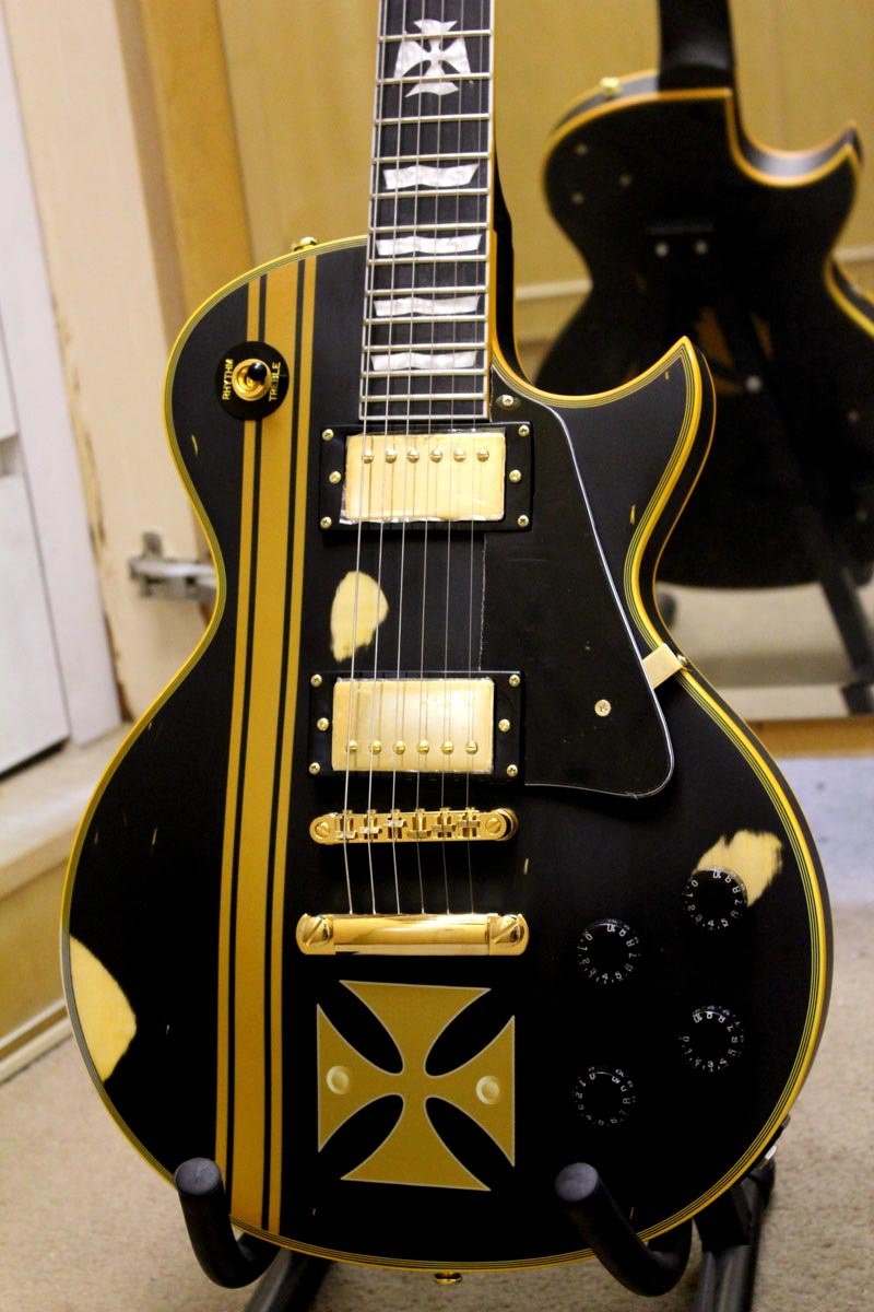 Custom Aged James Hetfield Metallic Iron Cross Classic Relic Black & Yellow Electric Guitar EMG Pickups Gold Hardware Black Pickguard
Custom Aged James Hetfield Metallic Iron Cross Classic Relic Black & Yellow Electric Guitar EMG Pickups Gold Hardware Black Pickguard