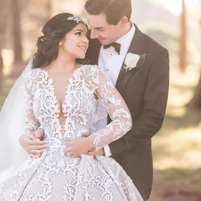 Gorgeous Applique Lace Ball Gown Wedding Dresses Sexy V-Neck Sheer Long Sleeves Promcess Wedding Gown New Plus Size Romantic Bridal Dresses