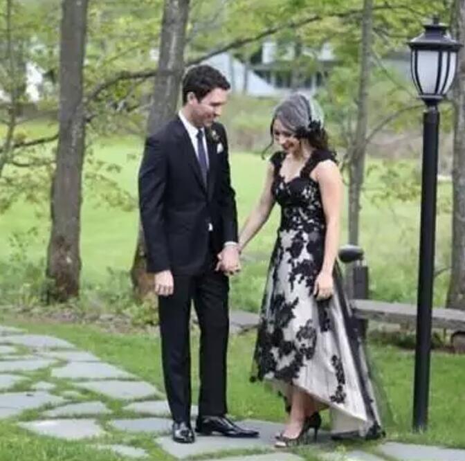 2017 Vintage Black And White Tea Length Wedding Dresses Cheap Scoop Capped Sleeve Lace Applique High Low Bridal Gowns Custom EN11062