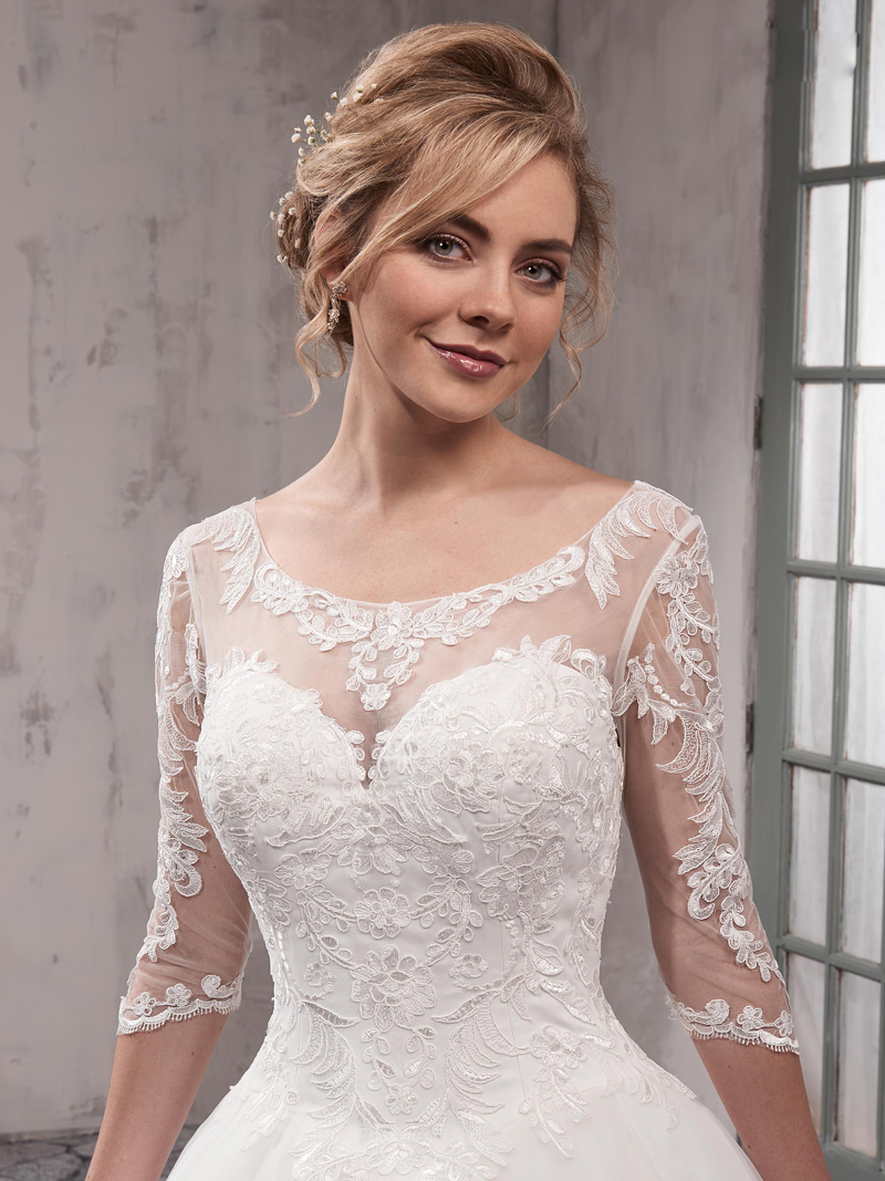 Stunning Ivory Ball Gown Wedding Dresses Scoop Sheer with Applique 3/4 Long Sleeves Backless Floor Length Bridal Gowns Sexy Backless