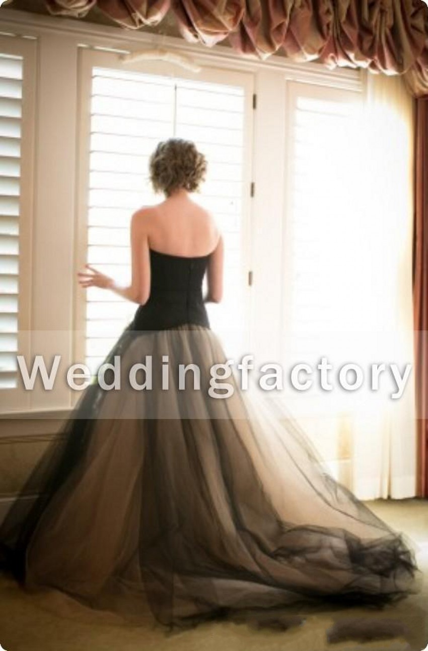 2024 Fabulous Champagne Black Gothic Wedding Dress Ball Gown A Line Strapless Ruffles Tulle Zipper Back Sweep Train Vintage Bridal Gowns 436