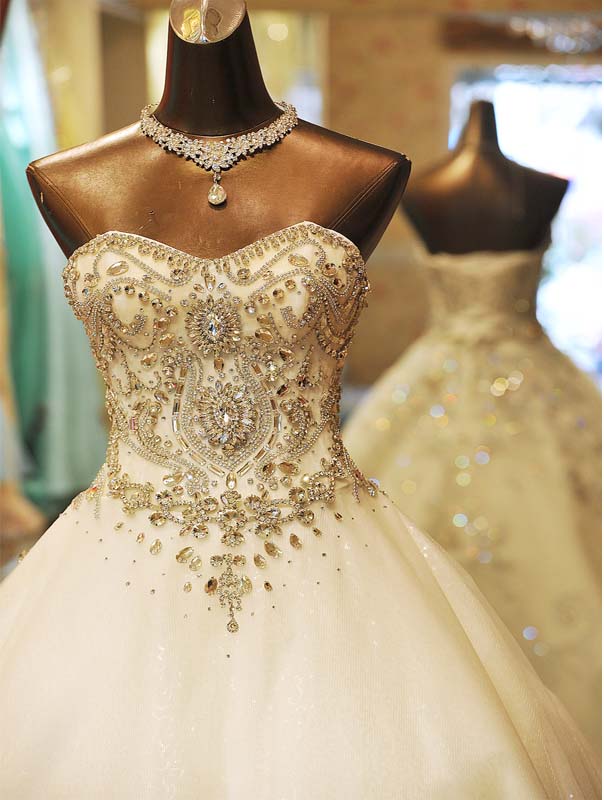 Bling Crystal Wedding Dresses Beaded Sweetheart Puffy Vintage Satin Ball Gown Chapel Train Lace up Back Bridal Wedding Gowns Real Photo