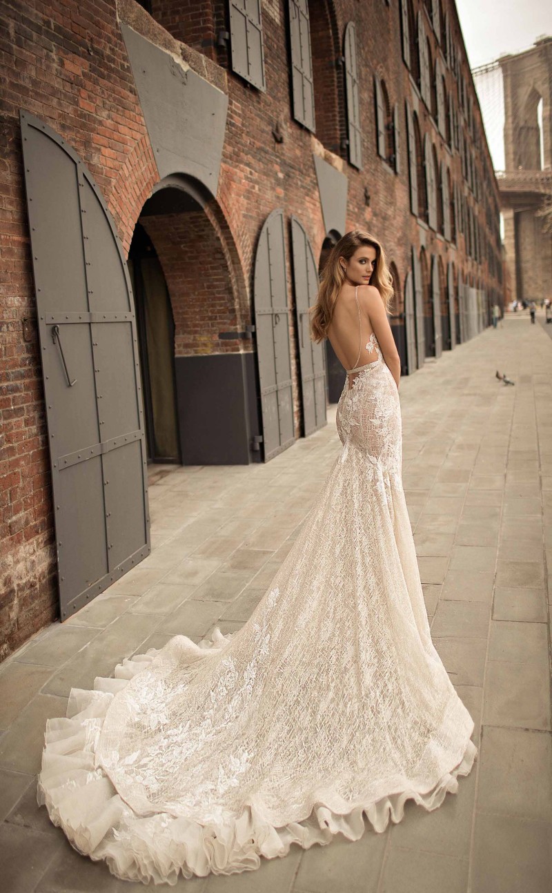 Berta Plunging Neckline Mermaid Wedding Dress Delicate Sash Appliques Bridal Gowns Sweep Train Backless Robe de mariée