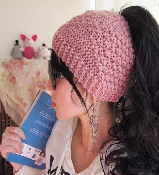 New Girls Lady winter Hat Tail Soft Stretch Cable Knit Messy High Bun Ponytail Beanie Hat Women Cap
New Girls Lady winter Hat Tail Soft Stretch Cable Knit Messy High Bun Ponytail Beanie Hat Women Cap
