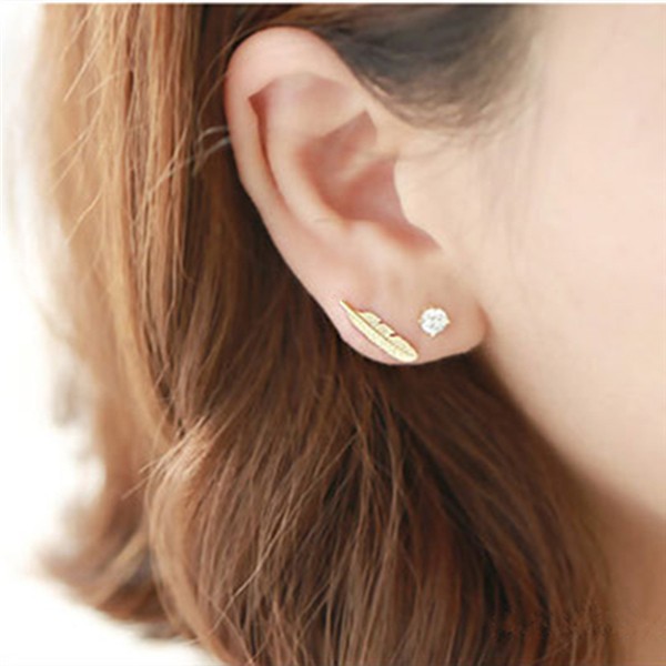 New fashion Exquisite Leaf Earrings Modern Beautiful Feather Stud Earrings for Women simple jewelry wholesale, Golden;silver
New fashion Exquisite Leaf Earrings Modern Beautiful Feather Stud Earrings for Women simple jewelry wholesale, Golden;silver