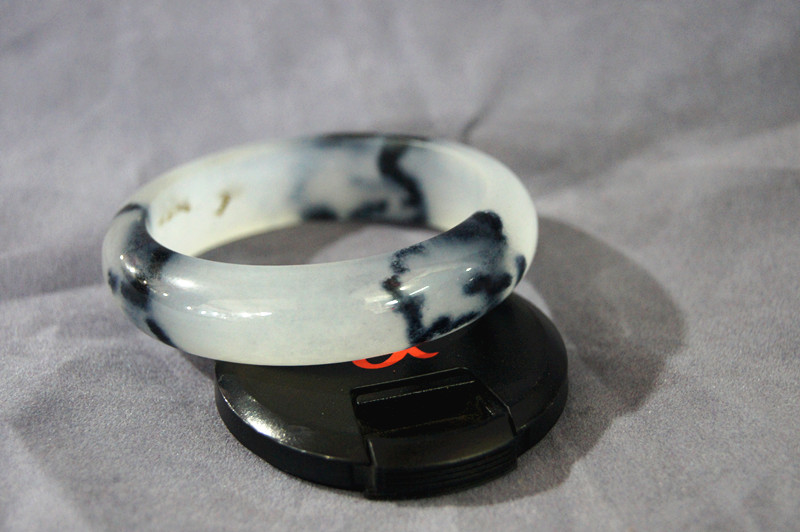 Handmade natural white jade (quartz rock jade) floating turmeric blue bracelets, beautiful women's first choice