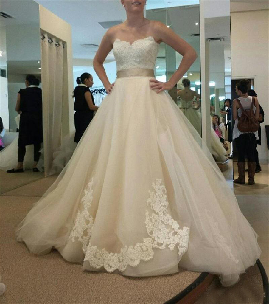 New Designer Champagne Belt Bow A Line Sweetheart Tulle Ruffles Bridal Gowns Charming Vintage Lace Wedding Dresses
New Designer Champagne Belt Bow A Line Sweetheart Tulle Ruffles Bridal Gowns Charming Vintage Lace Wedding Dresses