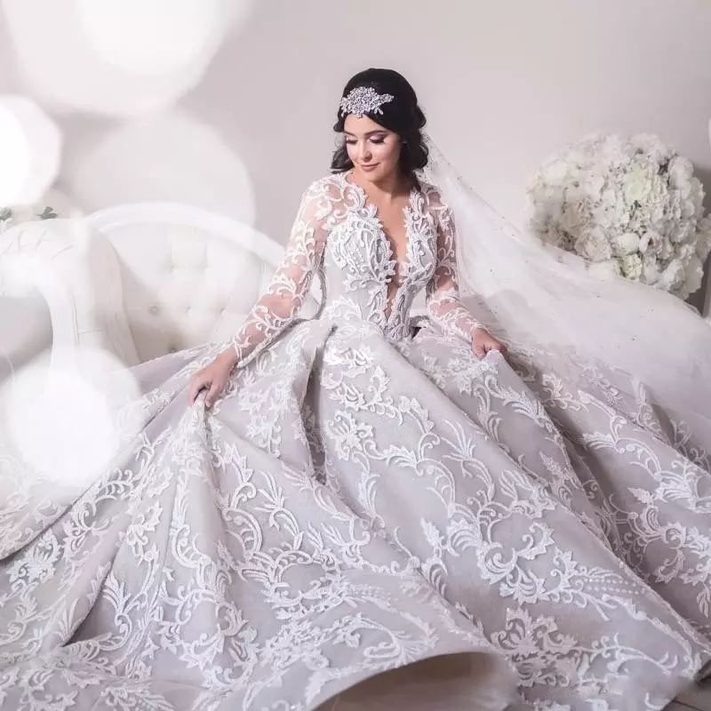 Gorgeous Applique Lace Ball Gown Wedding Dresses Sexy V-Neck Sheer Long Sleeves Promcess Wedding Gown New Plus Size Romantic Bridal Dresses