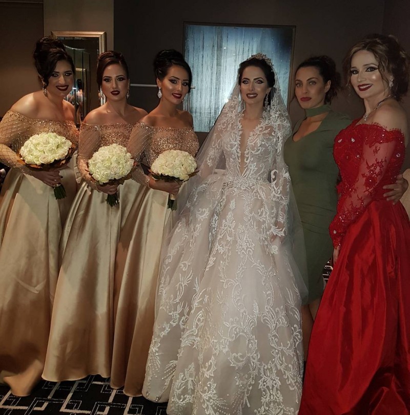 Long Sleeves Deep V Neck Lace Ball Gown Dresses With Free Veils Applique Beads Beach Wedding Dress Sweep Train Cheap Bridal Gowns